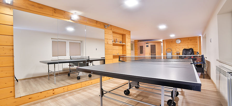 Nasz ośrodek oferuje szeroki wachlarz atrakcji: plac zabaw, boiska, altanę z miejscem na grila i wiele innych.