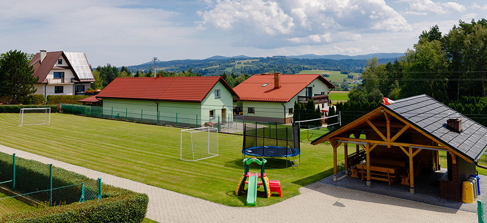 Nasza okolica slynie z wielu atrakcji. Znajdziesz w pobliżu liczne wyciągi, uzdrowisko Rabkę Zdrój i wiele innych.