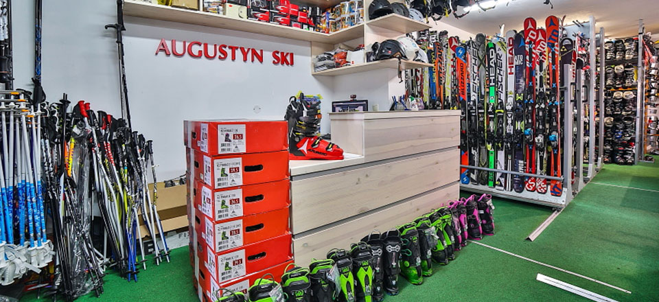 Klientom naszego ośrodka oferujemy wynajem sprzętu narciarskiego za połowę ceny.