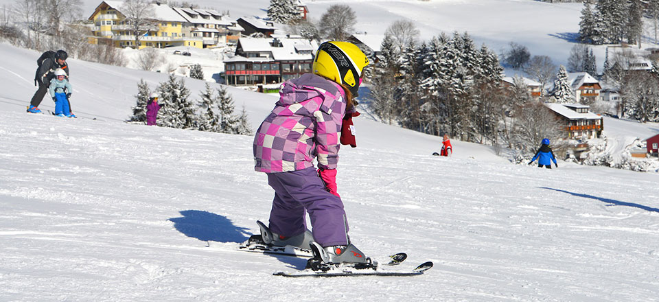 W naszej okolicy znajduje się wiele wyciągów narciarskich, między innymi: Wyciąg Beskid, wyciąg w Chabówce, wyciąg Rabka Zaryte.