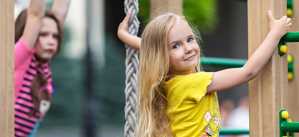 Nasz resort położony jest w pobliżu Rabki Zdrój, gdzie znajduje się szereg atrakcji. Należą do nich między innymi: tężnia solankowa, liczne parki i place zabaw, teatr Rabcio, Rabkoland i wiele innych.